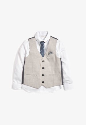 Sivki žak v črnih odtenkih, pet črnih gumbov in dve sprednji žepi preko bele srajce. Ima vzorčeno kravato in metuljčka.