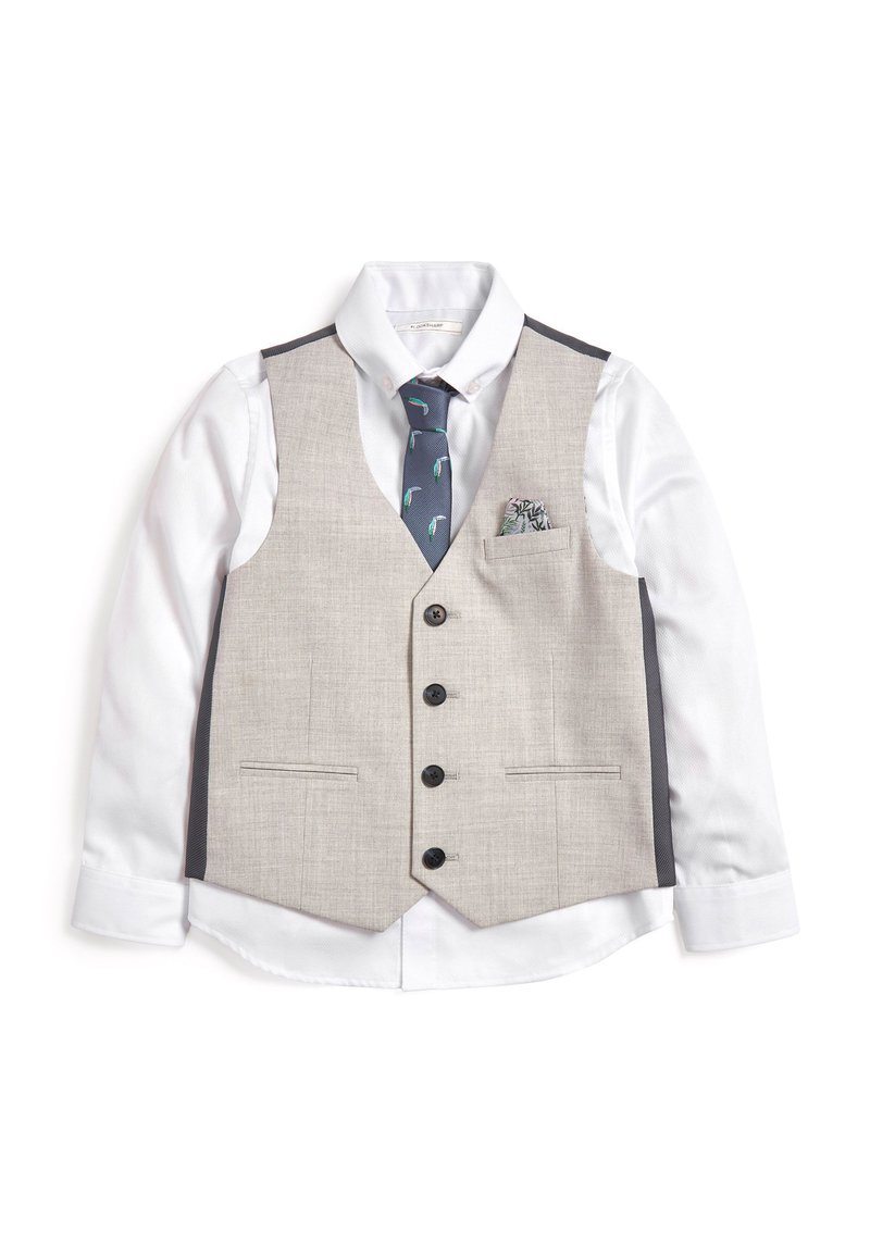 Gilet gris avec accents noirs, cinq boutons noirs et deux poches avant sur une chemise blanche. Comprend une cravate à motifs et un mouchoir de poche.