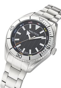 Reloj de pulsera de acero inoxidable con un dial negro estampado, marcadores de hora luminosos y una pulsera de metal plata. Presenta un bisel giratorio.