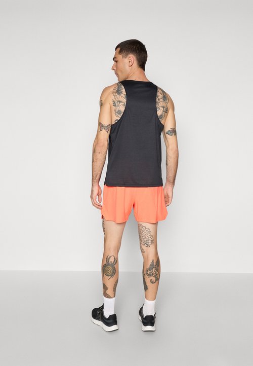 New Balance RC SHORT 5" - Shorts - urgent red — photo 3