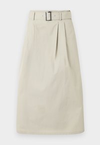 Μπεζ φούστα μέχρι τα γόνατα με εμπρός πιέτα και ζώνη σε τόνους που ταιριάζουν, με ορθογώνια ασημένια αγκράφα, τοποθετημένη σε απλό φόντο.