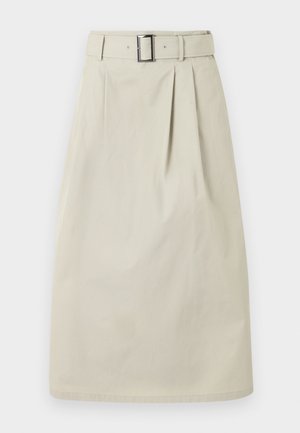 Jupe beige longueur genou avec pli avant et ceinture assortie dotée d'une boucle rectangulaire argentée, présentée sur un fond uni.