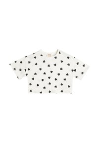 Kortærmet t-shirt i hvid bomuld med sorte hjerte-mønstre overalt. Rund udskæring med en afslappet pasform.