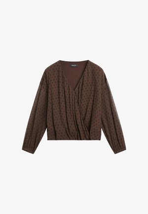 Braune langärmelige Bluse mit schwarzen Punkten, V-Ausschnitt mit Wickeloptik und elastischen Bündchen, flach auf weißem Hintergrund liegend.