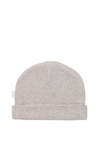 Grå stickad mössa med ribbad textur, har en vikbar brätte och en liten etikett på sidan. Enkel, sömlös design.