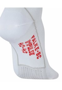 Weißer Sportstrumpf mit geripptem Muster, ausgestattet mit rotem Aufdruck "FALKE-BR TRAIL 42-43" an der Seite und verstärktem Fersenbereich für Langlebigkeit.