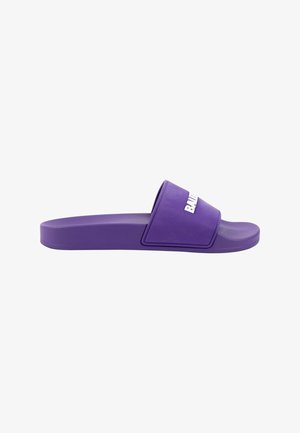 Sandale slide violette avec une large bride et un texte blanc en relief sur la bride sur fond blanc.