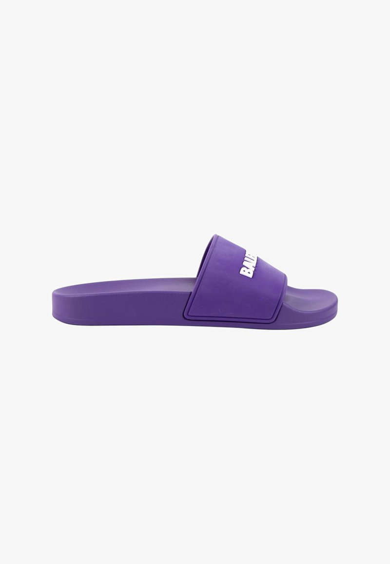 Sandale slide violette avec une large bride et un texte blanc en relief sur la bride sur fond blanc.