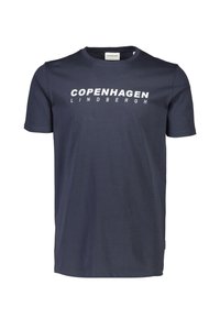 Tummansininen puuvillapaidat, joissa on lyhyet hihat ja pyöreä kaula-aukko, etupuolella valkoinen teksti "KOPENHAGENA" ja "LINDBERGH".