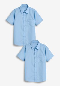 Due camicie a maniche corte in cotone azzurro chiaro. Ognuna presenta una chiusura con bottoni, un colletto e una tasca sul petto. Texture liscia, senza fantasie.