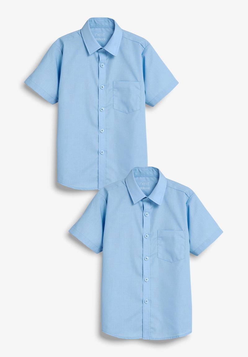 Due camicie a maniche corte in cotone azzurro chiaro. Ognuna presenta una chiusura con bottoni, un colletto e una tasca sul petto. Texture liscia, senza fantasie.