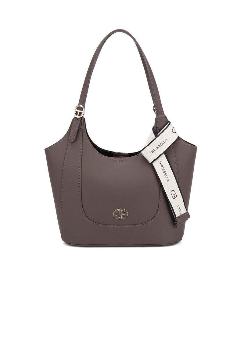 Braune, glatte Handtasche aus Kunstleder mit geschwungener Form, Logo in Goldoptik und einem abnehmbaren Trageriemen, der ein weißes Etikett mit Text trägt.