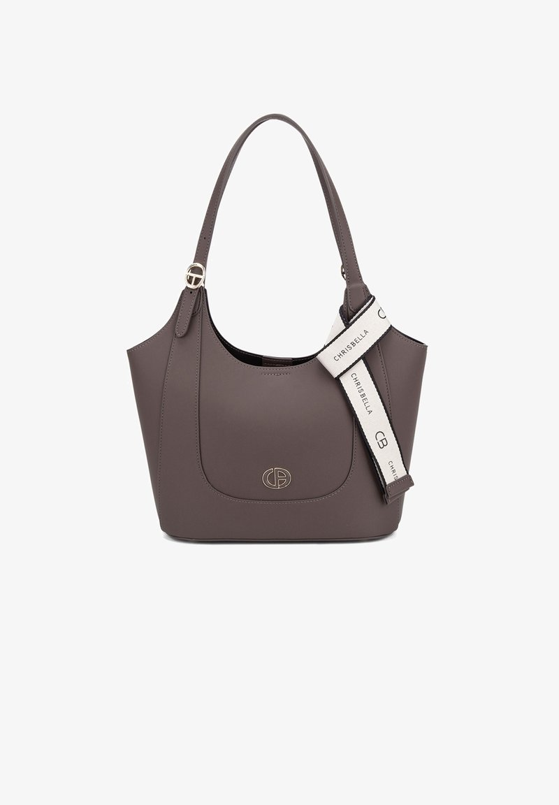 Braune, glatte Handtasche aus Kunstleder mit geschwungener Form, Logo in Goldoptik und einem abnehmbaren Trageriemen, der ein weißes Etikett mit Text trägt.