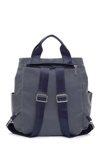 Mörkblå ryggsäck med texturerat tyg, dubbla sidofickor, justerbara remmar och ett midjeband med dragkedja. Silverfärgade detaljer.