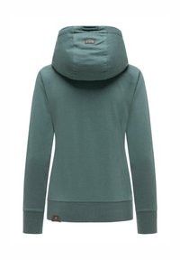 Sweat à capuche vert à manches longues avec une grande capuche, des poignets côtelés et une petite pièce en cuir près de l'ourlet à l'arrière.