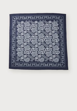 Bandana blu navy con motivo paisley bianco e bordo. Realizzata in tessuto morbido, forma quadrata, con motivi floreali ripetuti in tutto il tessuto.