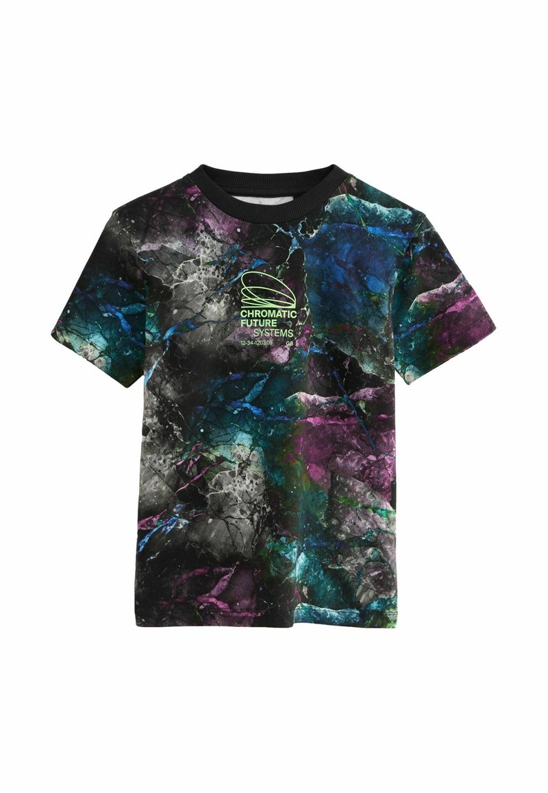 Kurzarm-T-Shirt in dunklen Farben mit einem lebhaften abstrakten Muster in Blau, Lila und Grün, versehen mit einem neongrünen grafischen Logo.