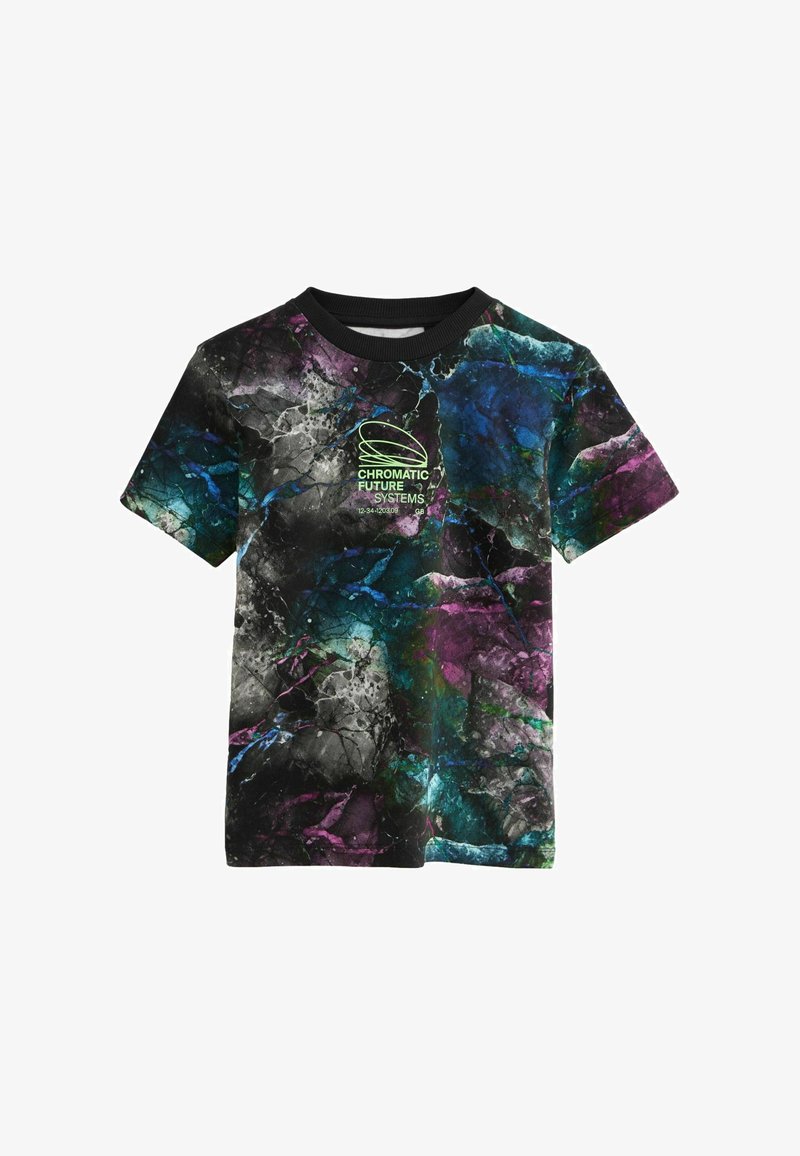 Kortærmet t-shirt i mørke farver med et livligt abstrakt mønster i blå, lilla og grøn, prydet med et neongrønt grafisk logo.