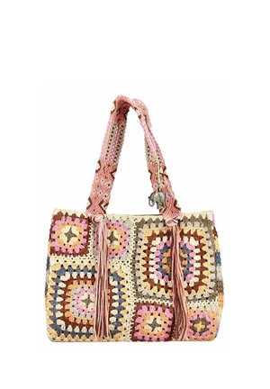 Gehaakte tas met pastelgekleurde granny square-patronen, roze bandjes, kwastjes en een klein metalen olifantje dat aan één handvat hangt.