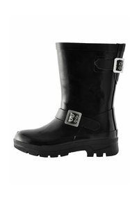 Botte de pluie en caoutchouc noir avec une pointe arrondie, une semelle texturée et deux accents de boucle métallique sur le côté. Fini de surface lisse.