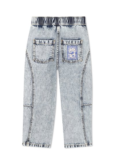 Pantalons en denim bleu clair avec une taille élastique. Comprend deux poches arrière et une étiquette logo bleue sur la poche droite. Texture légèrement décolorée.