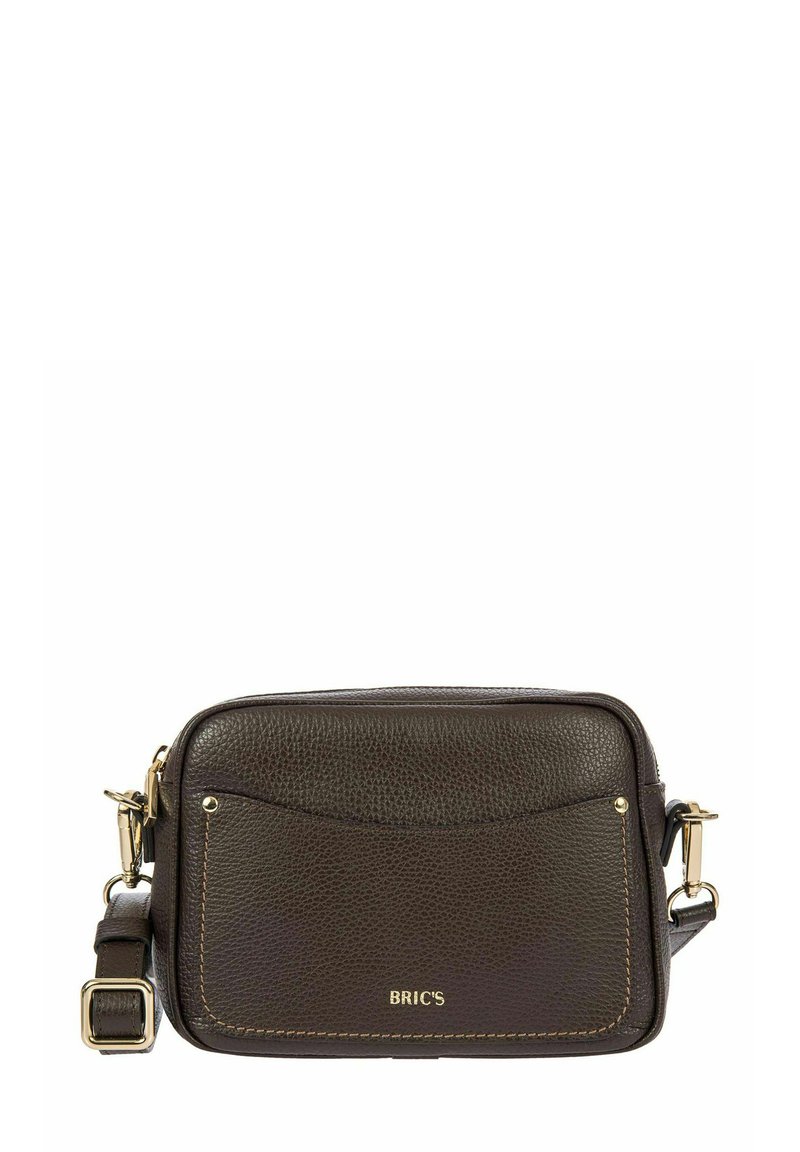 Sac bandoulière en cuir marron avec une surface texturée, des accents en métal doré, une poche frontale et une sangle réglable. Marqué du logo "BRIC'S".