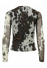 Haut à manches longues en tissu extensible à motifs, arborant un imprimé vache marron et crème ; manches transparentes et coupe ajustée.