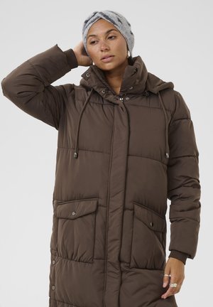 Manteau coussiné marron avec fermeture éclair et boutons-pression à l'avant, capuche, deux poches avant et poignets côtelés. Texture lisse et design matelassé pour l'isolation.