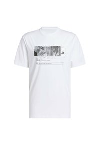 Camiseta de algodón blanca con un estampado gráfico en negro y texto e imágenes, cuello redondo y mangas cortas. Logo de Adidas en el lado izquierdo del pecho.