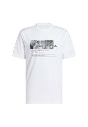 T-shirt bianca in cotone con stampa grafica caratterizzata da testo e immagini nere, scollo rotondo e maniche corte. Logo Adidas sul lato sinistro del petto.
