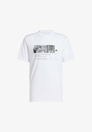 T-shirt en coton blanc avec un imprimé graphique comprenant du texte et des images noires, col arrondi et manches courtes. Logo Adidas sur la poitrine gauche.