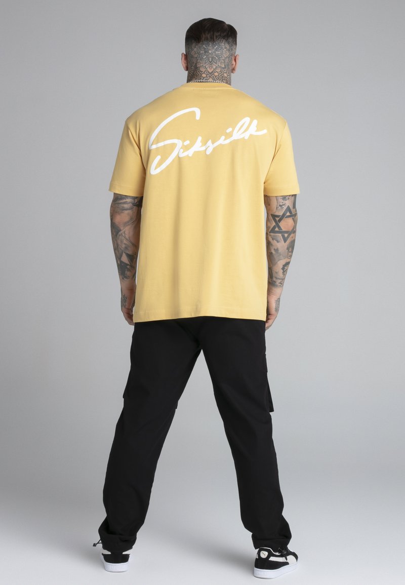 Siksilk Script T-shirt Amarillo Chile En Camiseta SikSilk Script