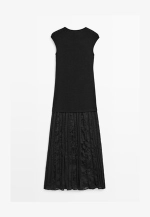 Ärmelloses schwarzes Kleid mit einem taillierten Strickoberteil und einem langen, plissierten, strukturierten Rock, der unterhalb des Knies endet.