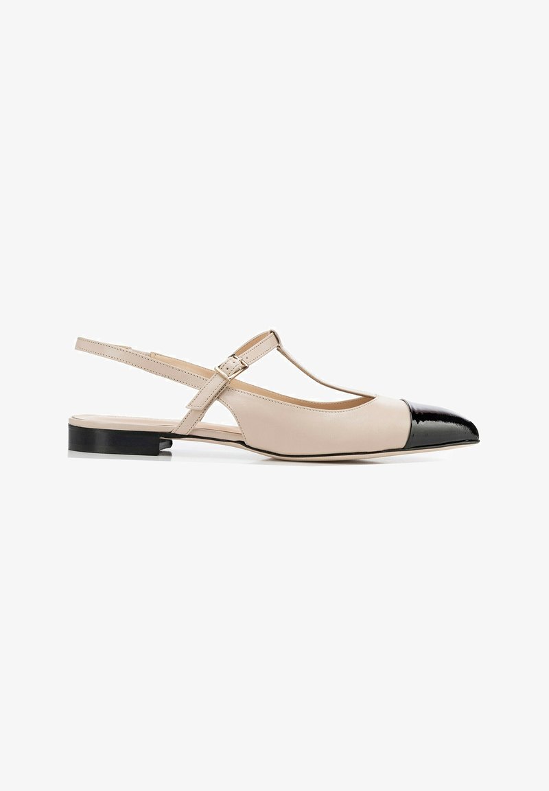 Beige Leder Slingback-Ballettschuhe mit einem T-Riemen-Design, schwarzer Lackleder-Kappe und einem niedrigen Holz- und Gummiabsatz.