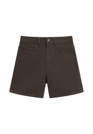 Mørkebrune denimshorts med knap foran, lynlås, bæltestropper og to foran lommer, vist mod en hvid baggrund.