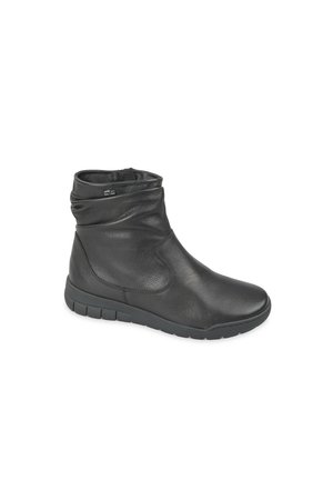 Stivale alla caviglia nero in morbida pelle con colletto arricciato, punta arrotondata e suola in gomma texturizzata. Presenta un design minimalista e cuciture.