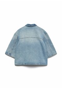 Gaiši zilas džinsa jaka ar kastes siluetu, īsām piedurknēm un apkakli. Redzamas šuves un viena centrāla šuve muguras daļā.