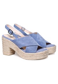 Plave suede slingback platform sandale s pletenim jute petom, otvorenim prstima i preklopljenim trakama. Podešavajuća kopča za sigurno pristajanje.