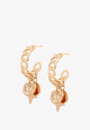 Boucles d'oreilles créoles en chaîne dorée avec trois charms suspendus : un disque froissé, un disque lisse et une petite étoile.