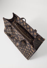 Borsa a tracolla marrone con motivo e dettagli dorati, materiale texturizzato, design aperto che rivela un interno beige e numerosi scomparti, con manici corti.