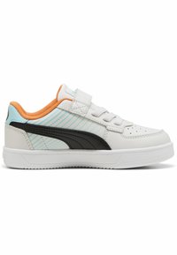 Baskets blanches avec accents noirs, rayures diagonales bleu clair et doublure orange. Dotées d'une sangle Velcro et d'une semelle texturée.