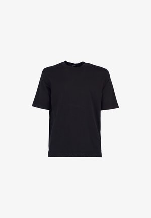 T-shirt nera semplice a maniche corte con scollo rotondo e vestibilità regolare, mostrata su sfondo bianco.