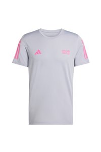 Svijetlosivi sportski majica kratkih rukava s ružičastim Adidas trakama na rukavima i logotipom BMW Berlin Marathon na prsima.