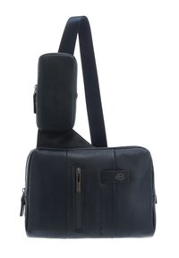 Borsa a tracolla nera in pelle con tracolla regolabile, scomparti con zip, texture liscia e dettaglio logo impresso sul davanti.