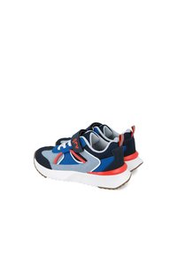 Zapatillas deportivas azul y marino con suela blanca, que presentan una correa de Velcro, tela de texturas múltiples y detalles en rojo. Diseño ligero y deportivo.