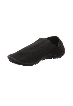 Schwarzer Slipper mit einem gestrickten Obermaterial, strukturiertem Muster und einer flexiblen Gummisohle mit kleinen Traktionsnoppen. Leichtes Design.