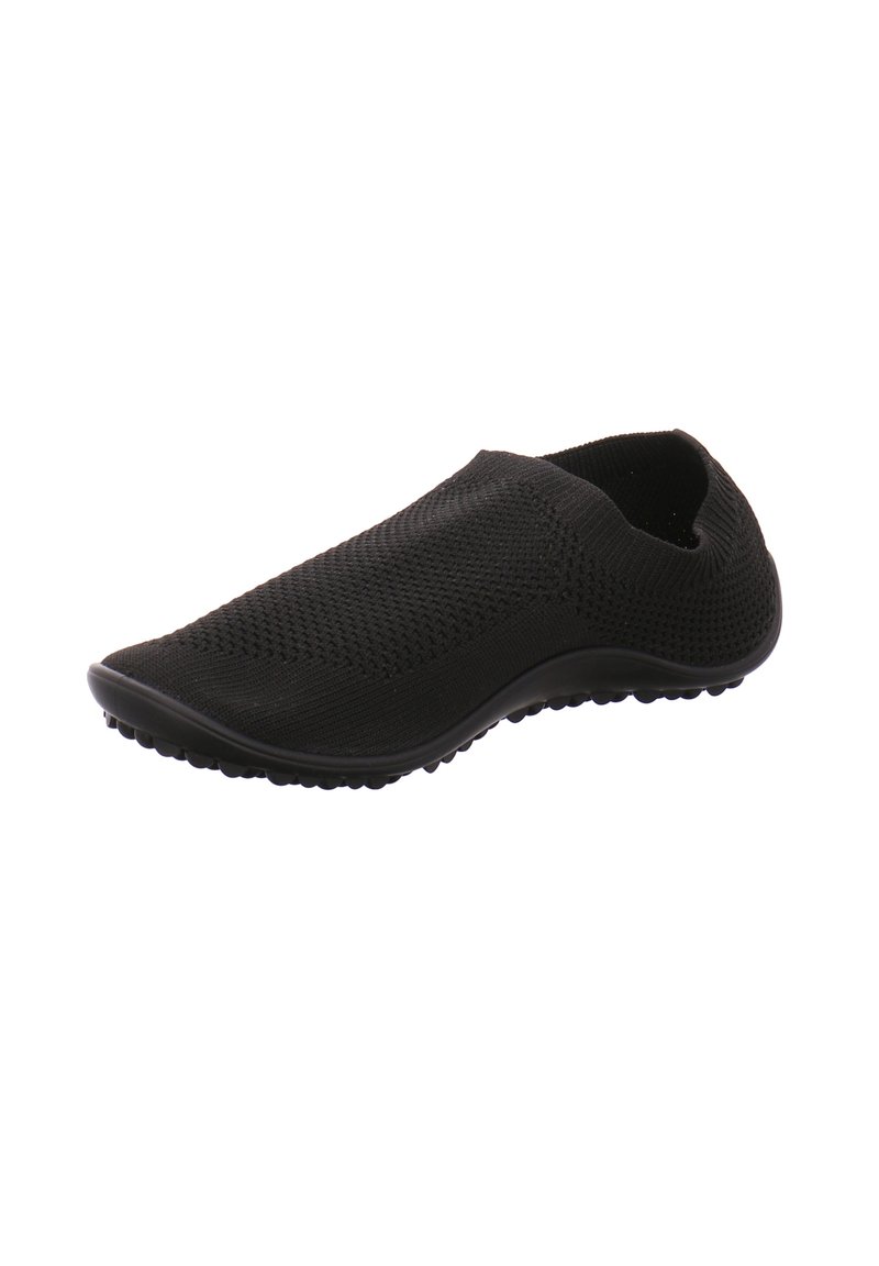 Schwarzer Slipper mit einem gestrickten Obermaterial, strukturiertem Muster und einer flexiblen Gummisohle mit kleinen Traktionsnoppen. Leichtes Design.