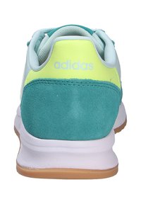 Teal i žute Adidas tenisice s plišanom petom, mrežastim gornjim dijelom i bijelim gumennim potplatom. Logo otisnut na stražnjoj strani.