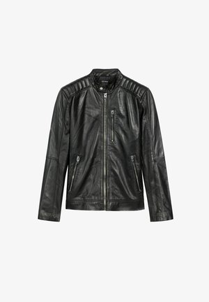 Czarna skórzana kurtka z zamkiem błyskawicznym z przodu i trzema kieszeniami na zamek. Posiada pikowany design ramion oraz gładką, lekko błyszczącą teksturę.