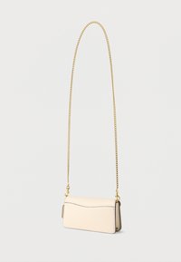 Λευκό δερμάτινο τσαντάκι ώμου με χρυσή αλυσίδα, κρεμασμένο σε λευκό φόντο.